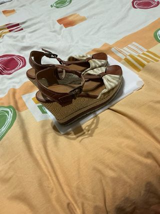 Sandalias cuña marrón y beige talla 36