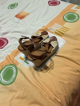 Sandalias cuña marrón y beige talla 36