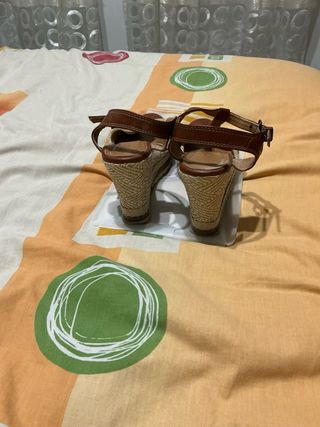 Sandalias cuña marrón y beige talla 36