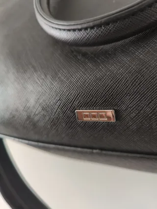 Bolso negro de piel sintética
