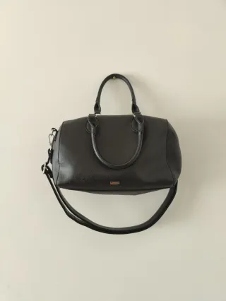 Bolso negro de piel sintética