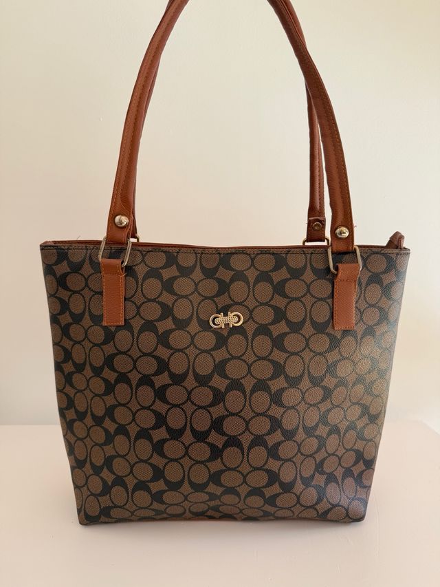 Bolso marrón mediano con logo