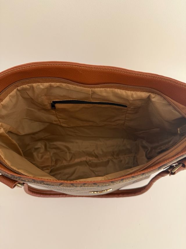 Bolso marrón mediano con logo