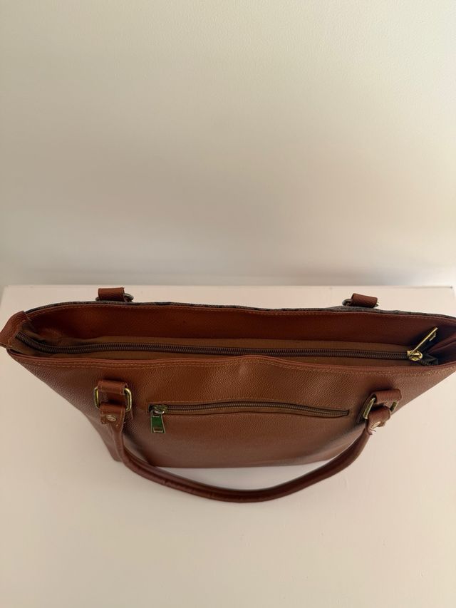 Bolso marrón mediano con logo