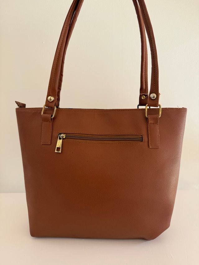 Bolso marrón mediano con logo