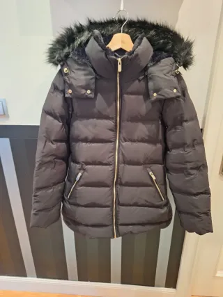 Plumífero Zara Negro con Capucha y Pelo