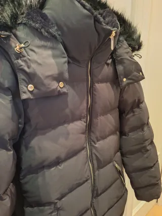 Plumífero Zara Negro con Capucha y Pelo