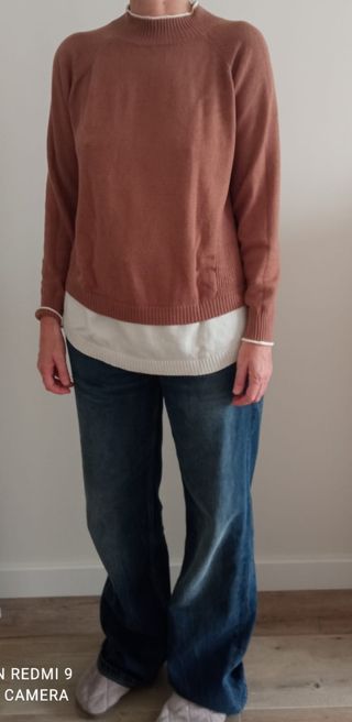 Jersey de punto marrón con franja blanca