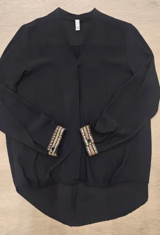 Blusa negra con detalles dorados. Talla S