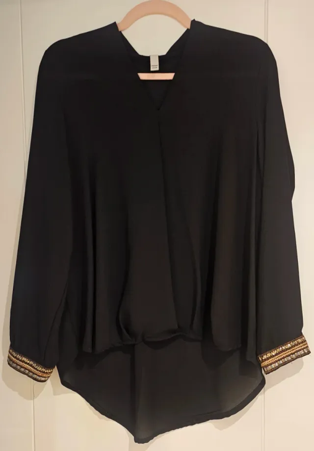 Blusa negra con detalles dorados. Talla S