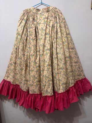 Vestido de huertana floral con volantes