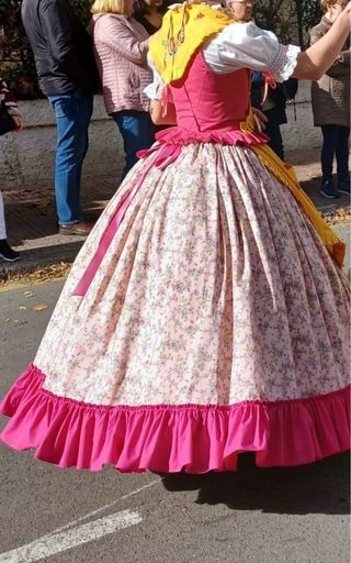 Vestido de huertana floral con volantes