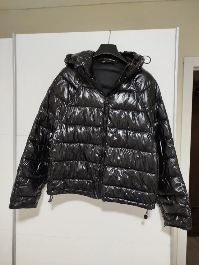 Chaqueta acolchada negra con capucha