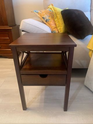 Mesita de noche de madera con espejo