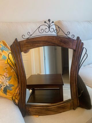Mesita de noche de madera con espejo