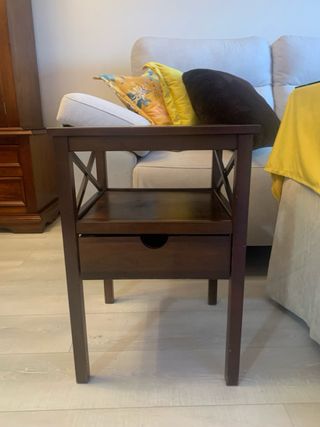 Mesita de noche de madera con espejo