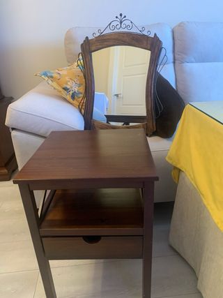 Mesita de noche de madera con espejo