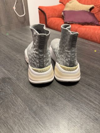 Zapatillas Guess Grises y Blancas