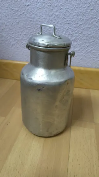 Lechera antigua pequeña de aluminio