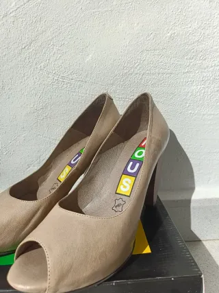 Tacones marrones puntera descubierta NOUS.