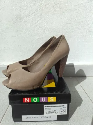 Tacones marrones puntera descubierta NOUS.