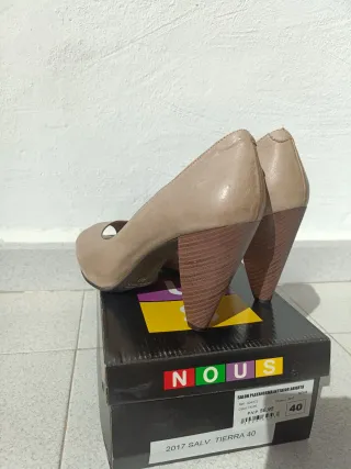 Tacones marrones puntera descubierta NOUS.