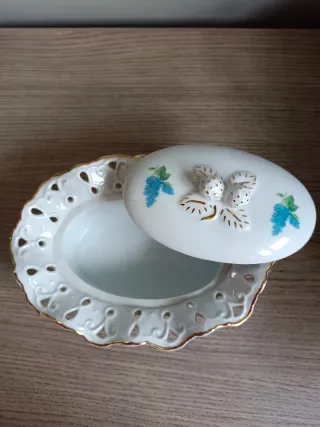 Joyero de porcelana con flores azules