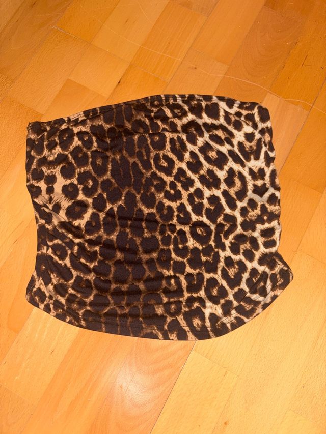 Top estilo bandeau estampado leopardo