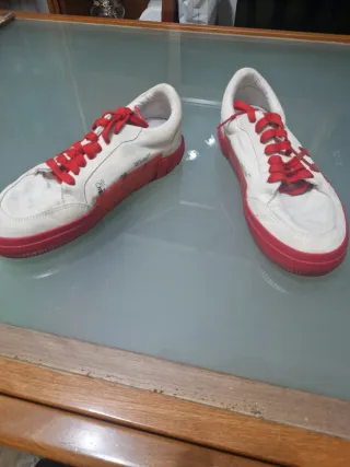 Scarpe Off-White bianche con dettagli rossi
