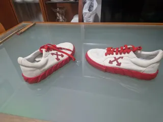 Scarpe Off-White bianche con dettagli rossi