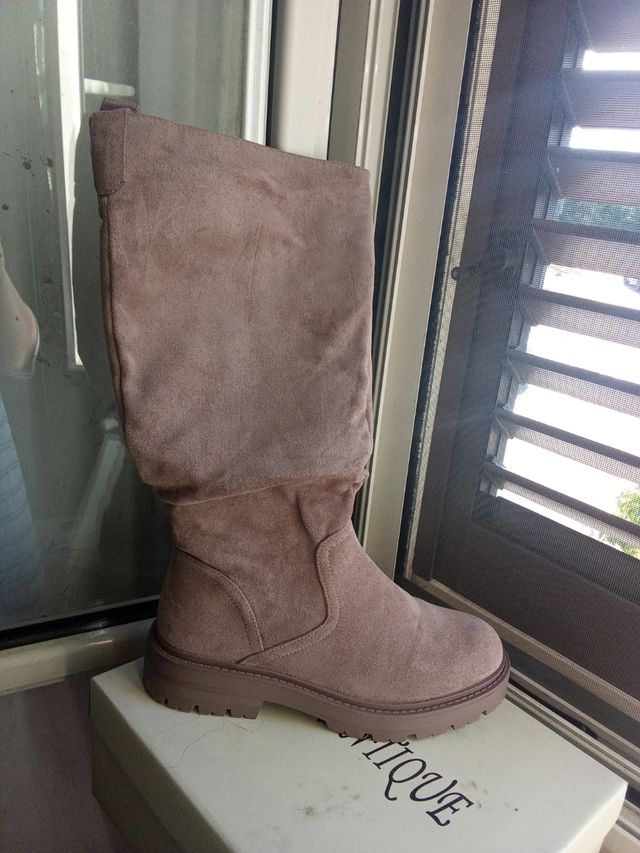 Stivali scamosciati color tortora