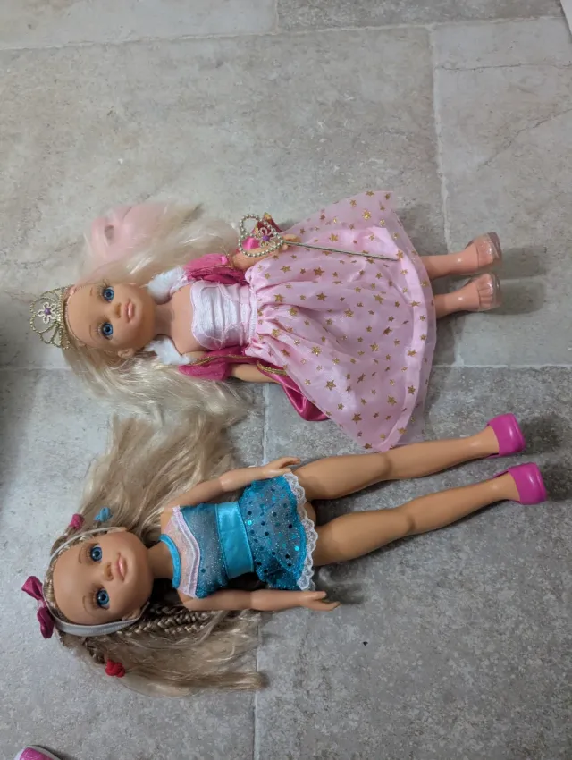 2 Muñecas Nancy con 5 mudas de ropa