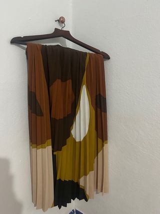 Falda plisada con estampado abstracto y larga