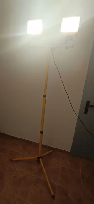 Foco Doble con Trípode Amarillo