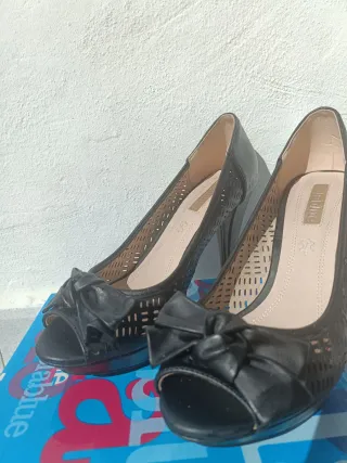 Tacones Lolablue negros con lazo