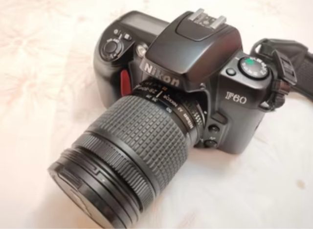 Cámara Analógica Nikon F60 con Objetivo