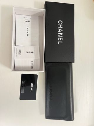 Gafas de sol Chanel con ‘Chanel’ escrito arriba 