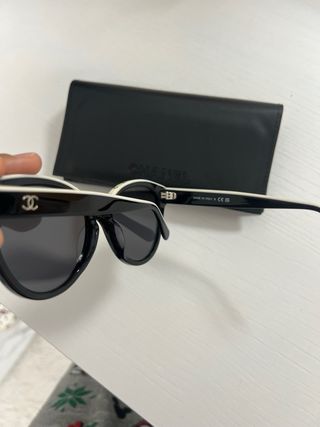Gafas de sol Chanel con ‘Chanel’ escrito arriba 