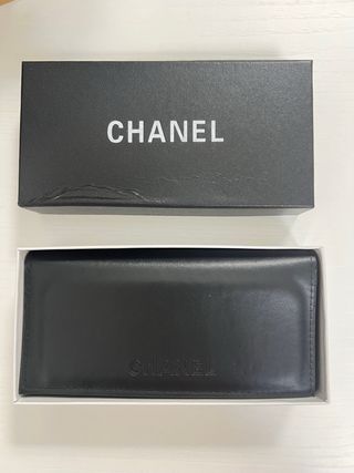 Gafas de sol Chanel con ‘Chanel’ escrito arriba 