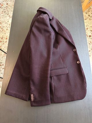 Giacca elegante righe rosse e nere.