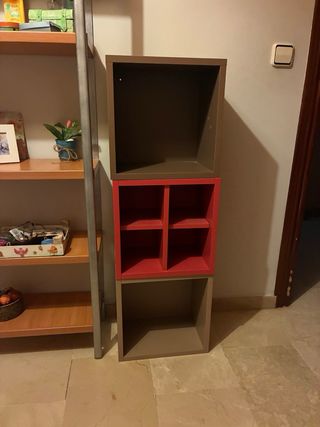 Estantería de esquina marrón y roja