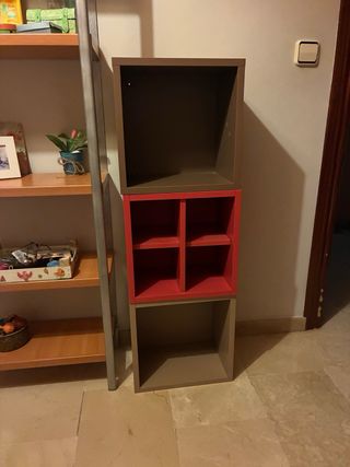 Estantería de esquina marrón y roja