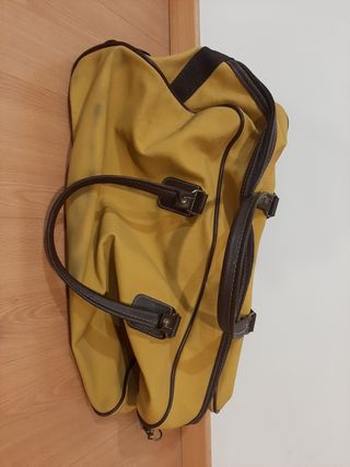 Bolsa de viaje de tela con ruedas.