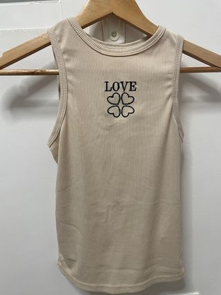 Top beige con estampado de corazón