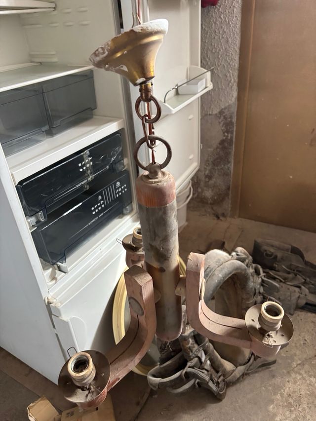 Lámpara antigua de madera y metal