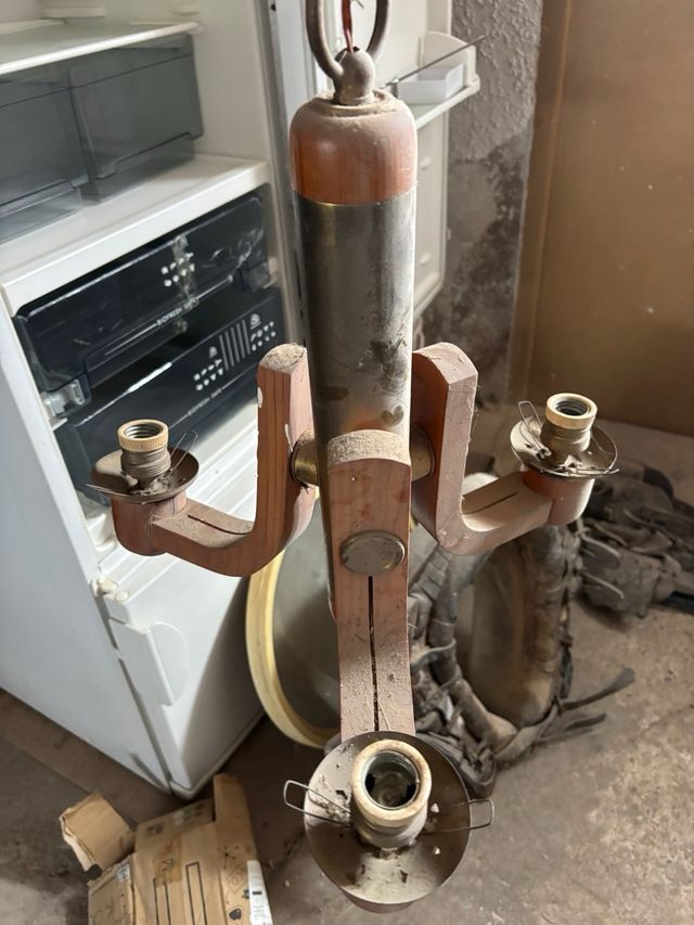 Lámpara antigua de madera y metal