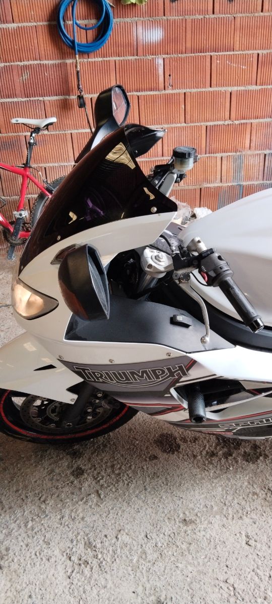 Triumph Sprint 1050 ABS Moto