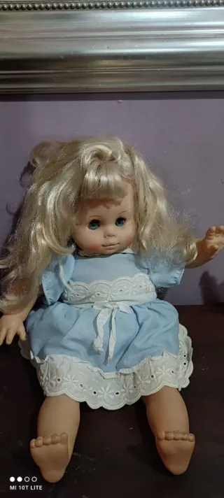 Bambola vintage con vestitino azzurro