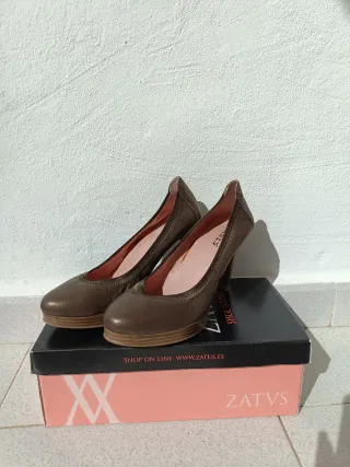 Tacones Agashu Marrón y Dorado