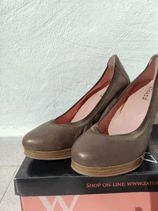 Tacones Agashu Marrón y Dorado